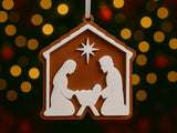 Julgransprydnad med julkrubba: Maria, Josef och Jesusbarnet