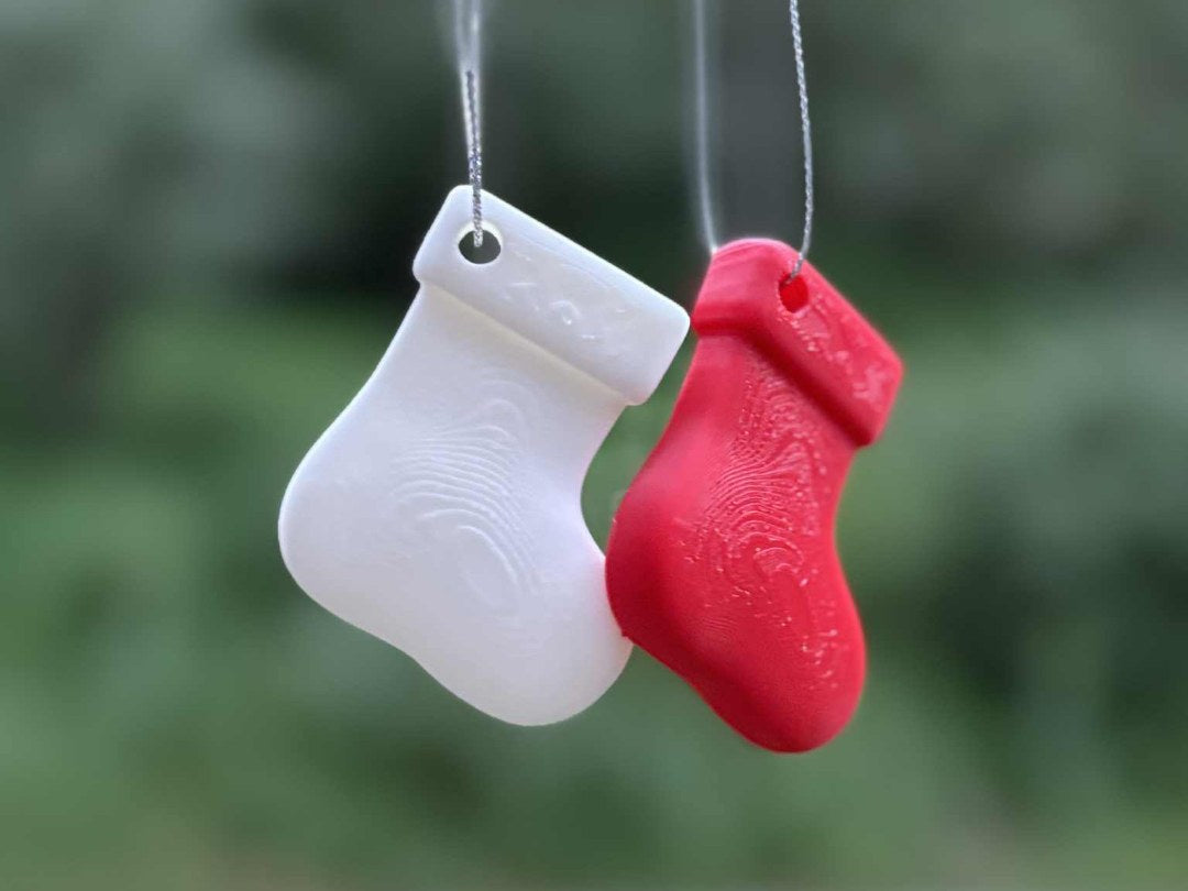 Liten julstrumpa som julgransprydnad med upphängning