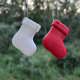 Liten julstrumpa som julgransprydnad med upphängning
