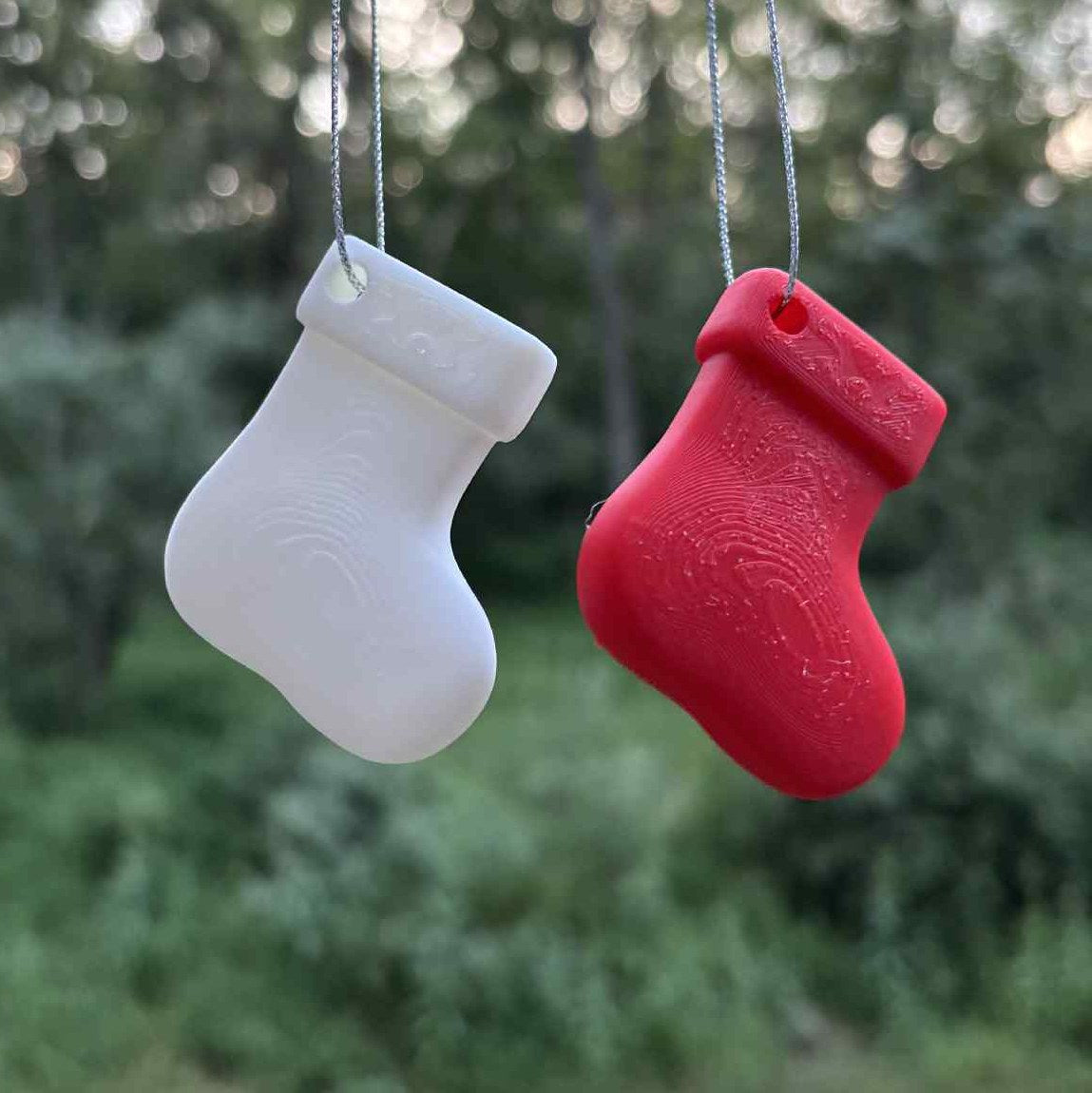 Liten julstrumpa som julgransprydnad med upphängning