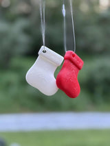 Liten julstrumpa som julgransprydnad med upphängning