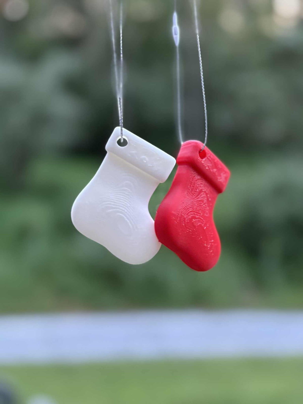 Liten julstrumpa som julgransprydnad med upphängning
