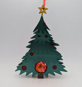 Julgransprydnad som döljer en chokladkula