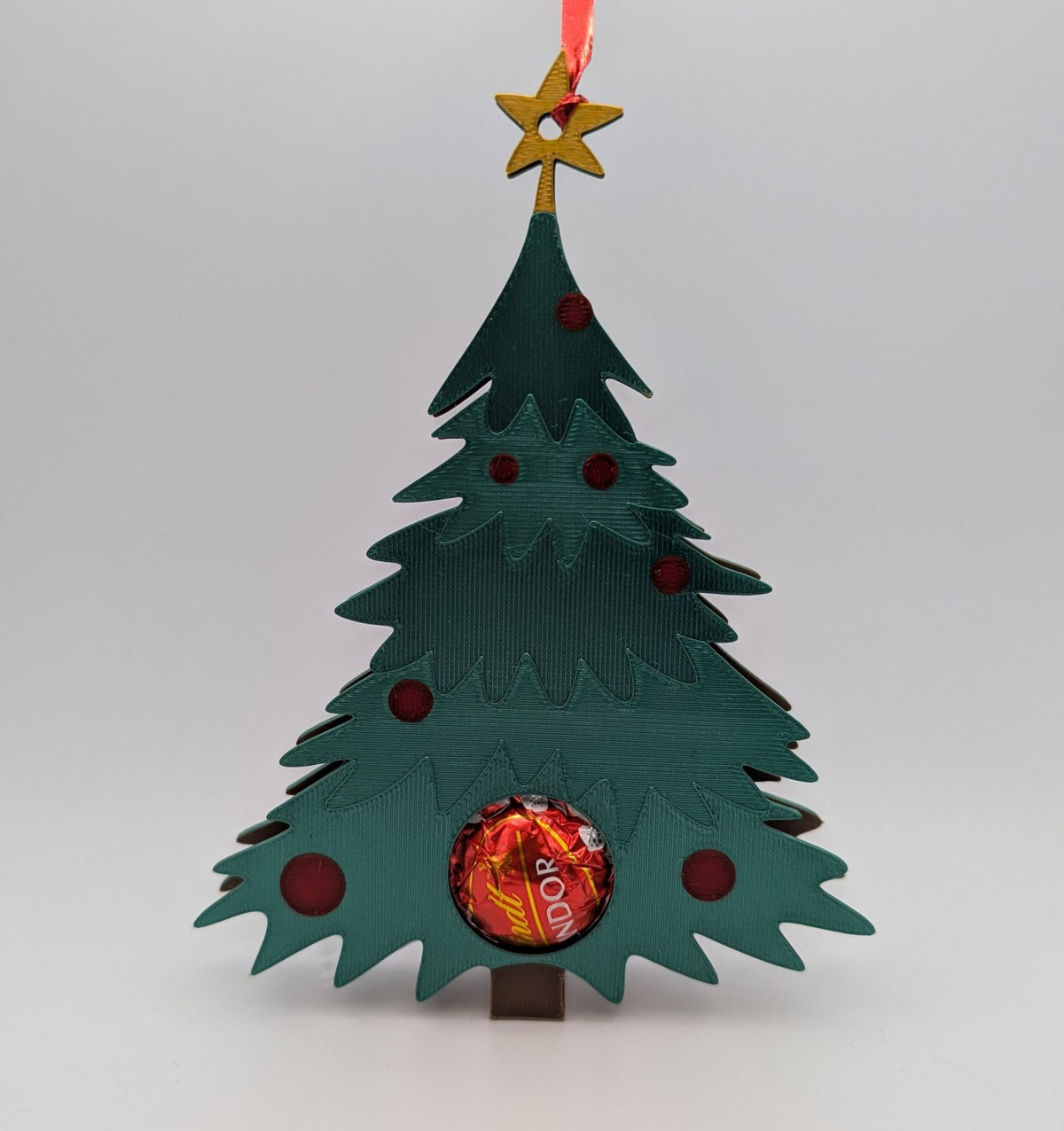Julgransprydnad som döljer en chokladkula