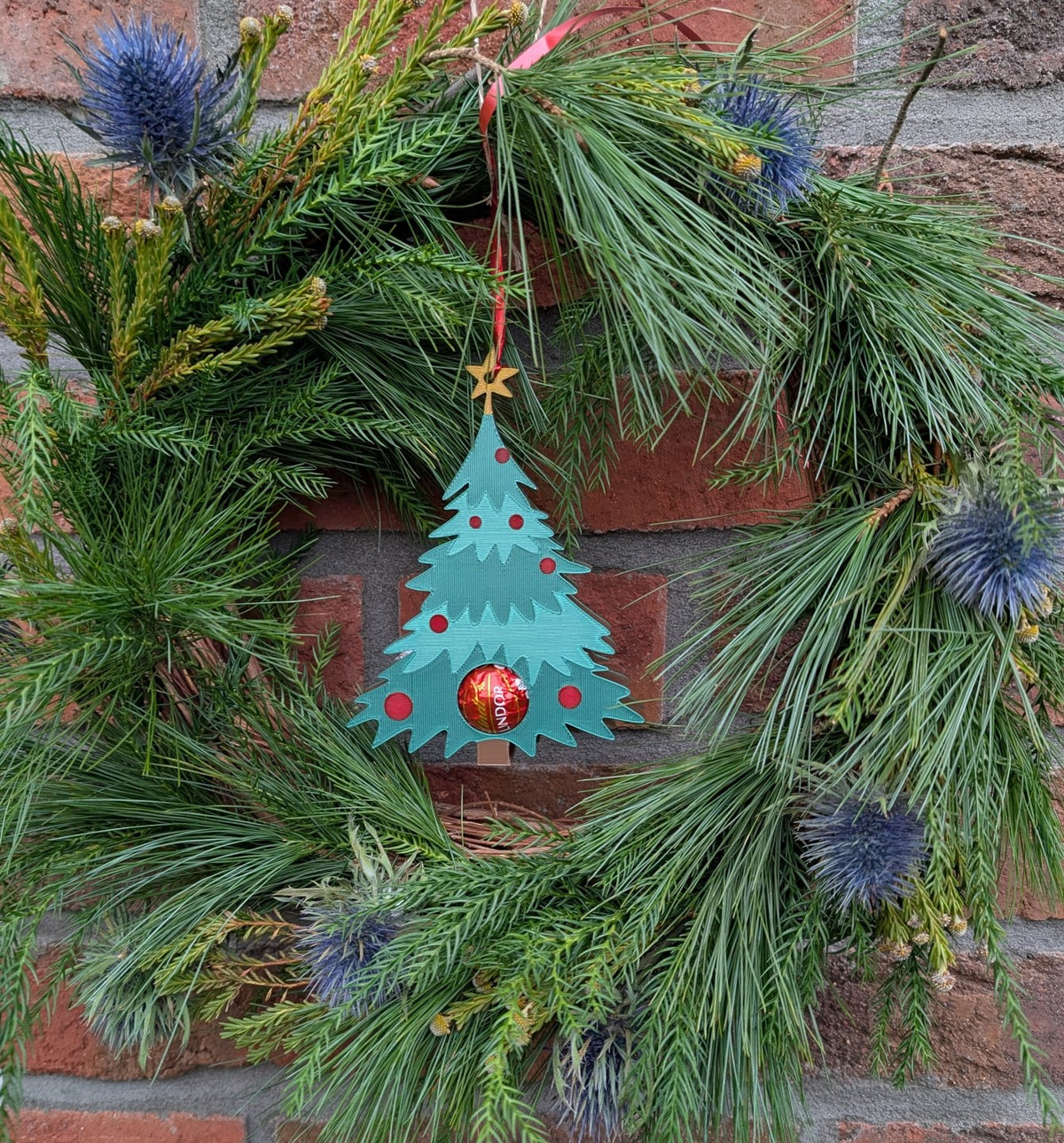 Julgransprydnad som döljer en chokladkula