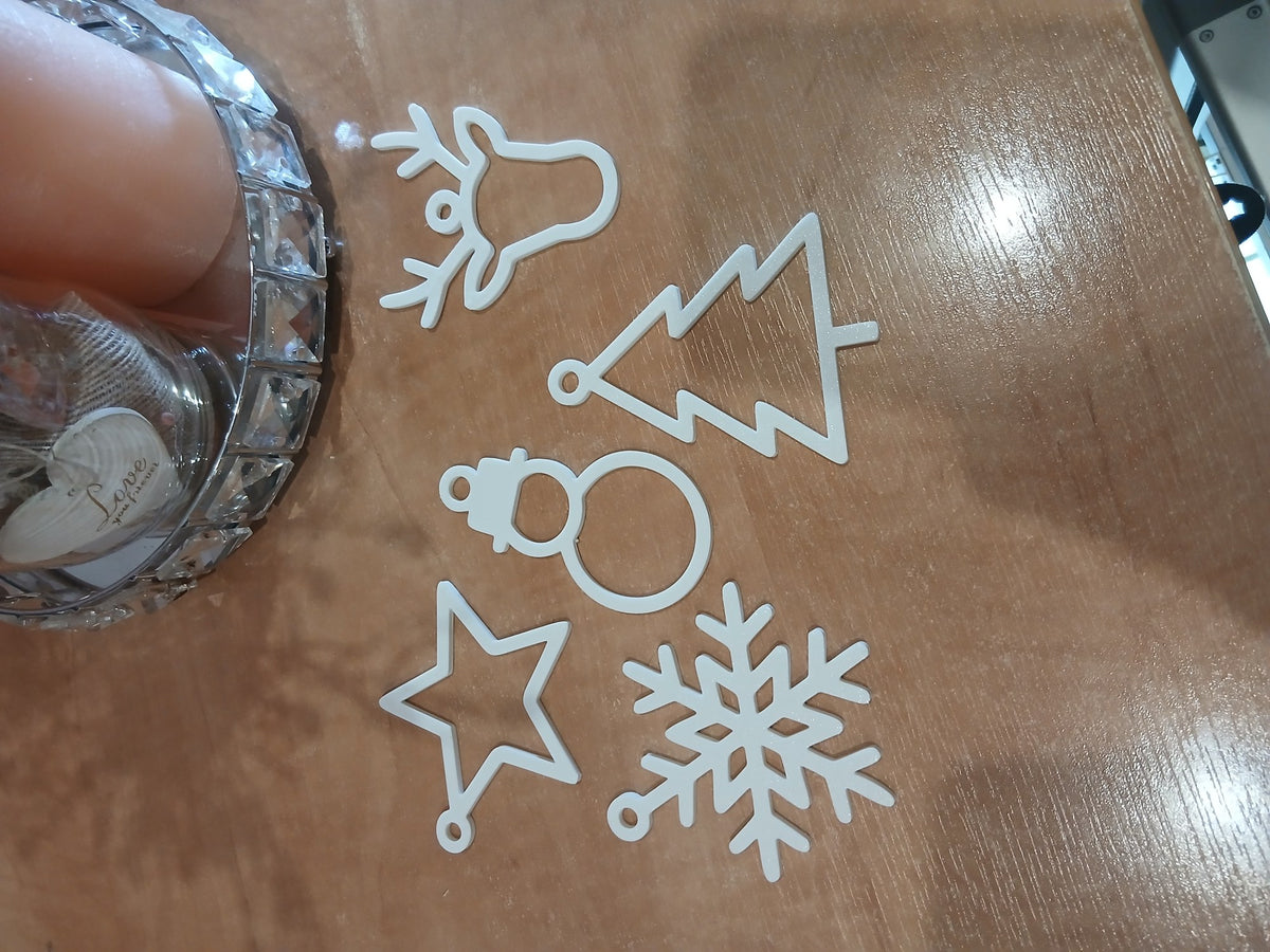 Set med 5 platta julprydnader: julgran, stjärna, ren, snöflinga och snögubbe