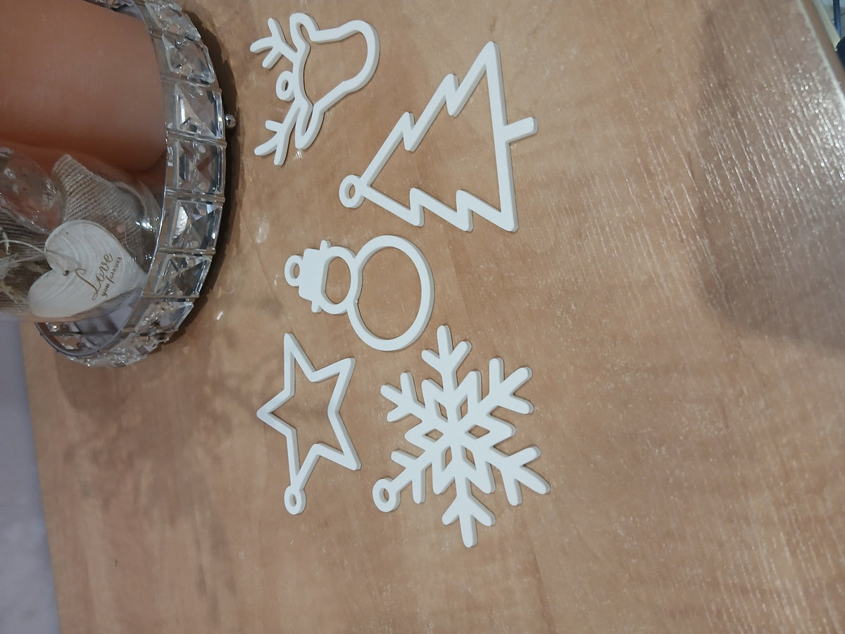 Set med 5 platta julprydnader: julgran, stjärna, ren, snöflinga och snögubbe