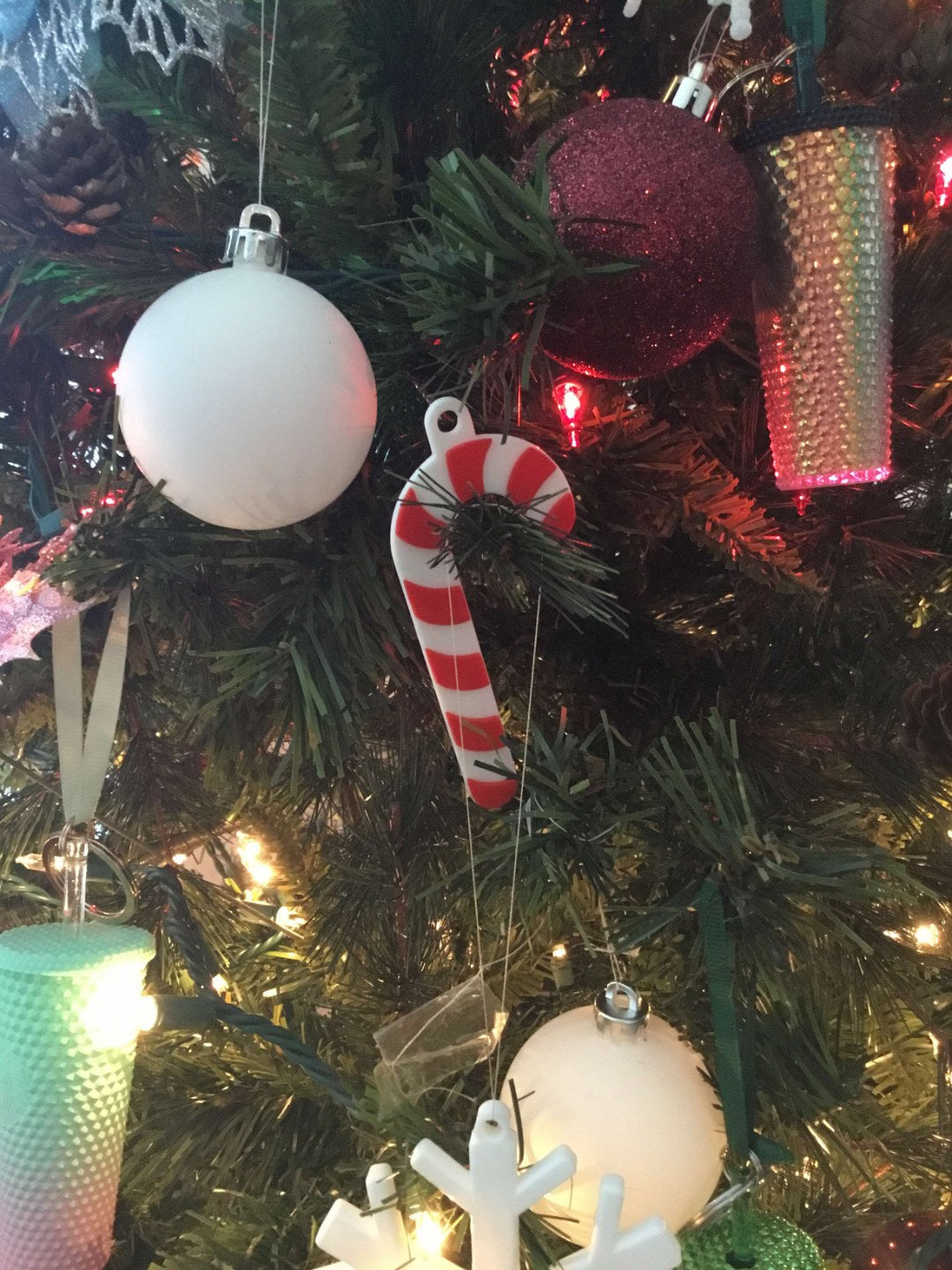 Julgransprydnad formad som en polkagris