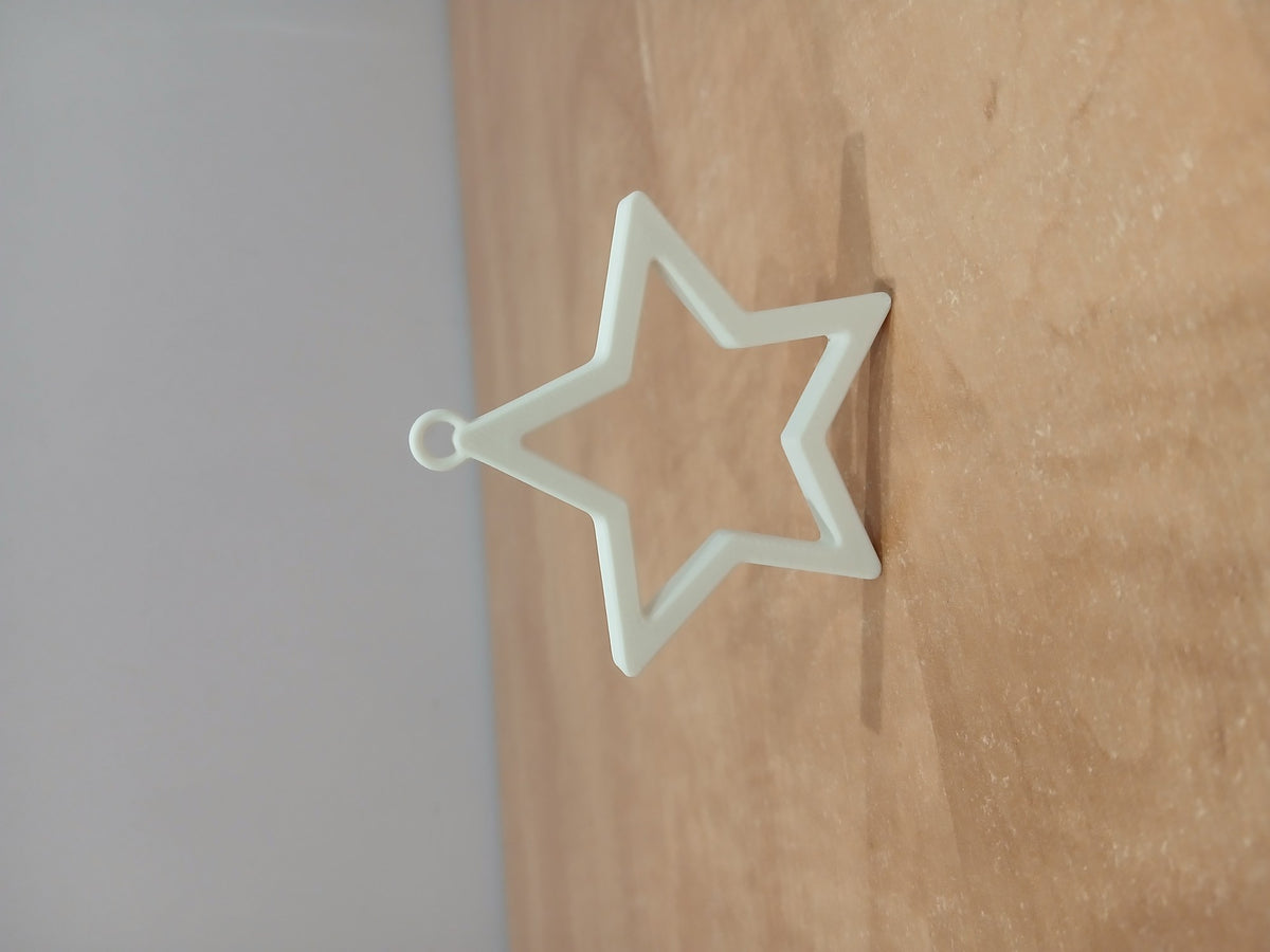 Minimalistisk stjärna som julgransprydnad med upphängningsögla