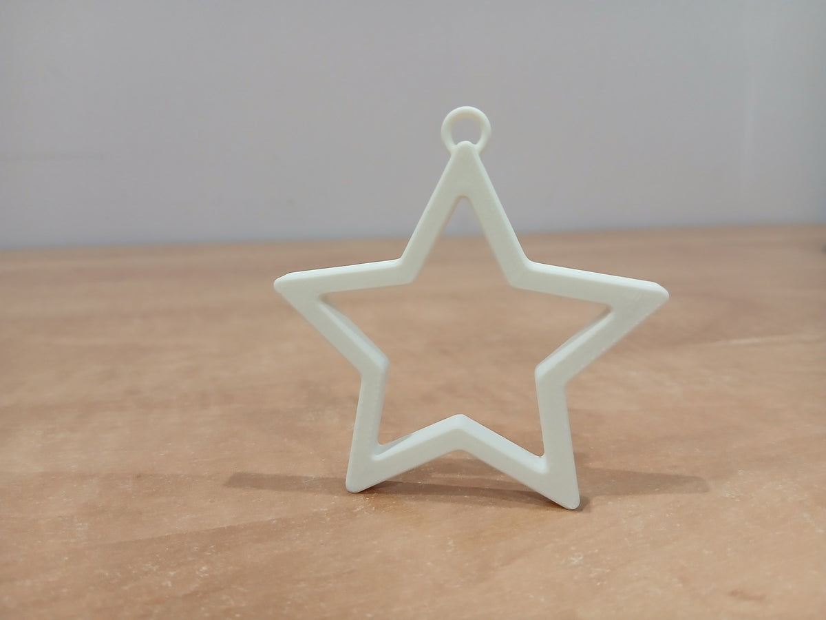 Minimalistisk stjärna som julgransprydnad med upphängningsögla