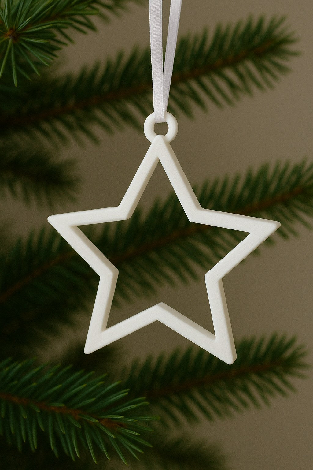 Minimalistisk stjärna som julgransprydnad med upphängningsögla