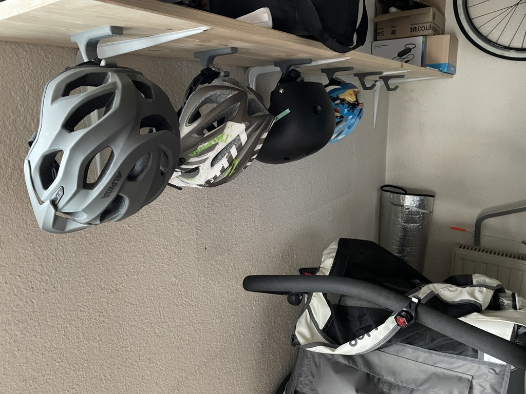 Universell väggkrok för cykelhjälm