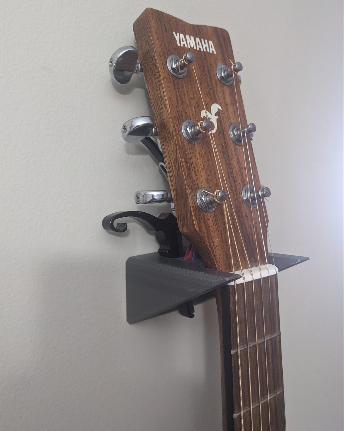 Väggfäste för akustisk gitarr