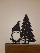 Tomtefigur med present vid julgranen