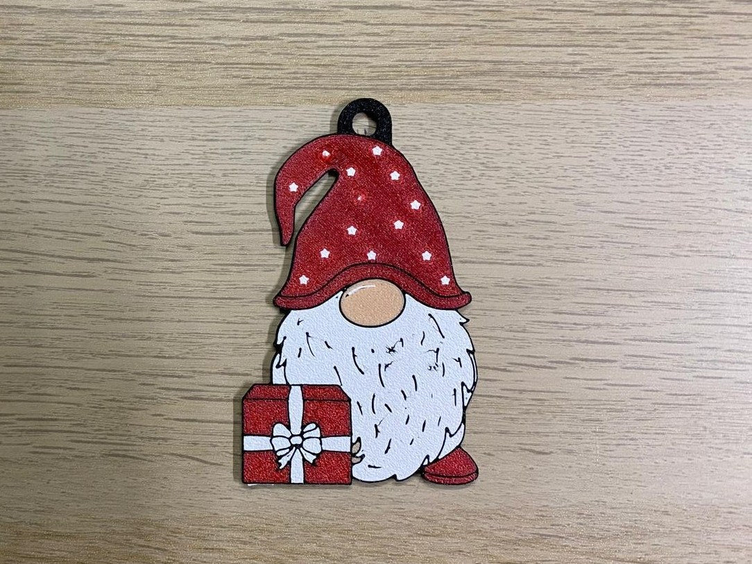 Tomte med prickig luva och rött paket