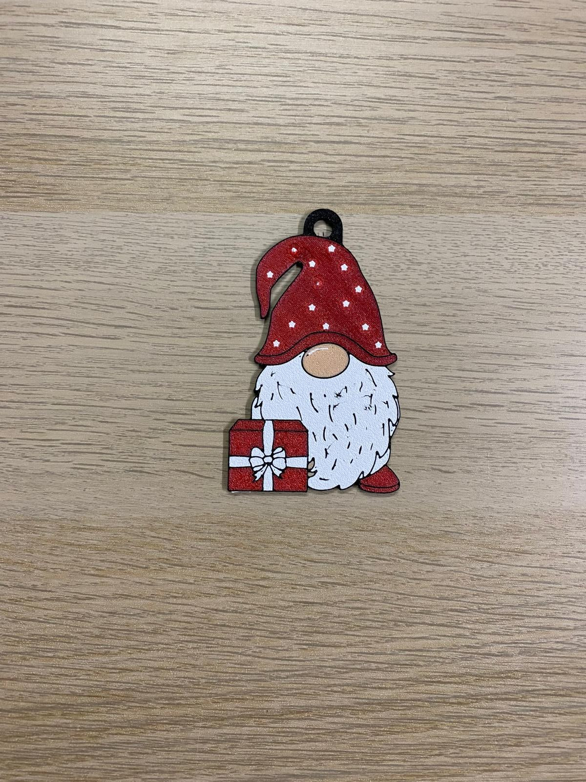 Tomte med prickig luva och rött paket