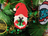 Festlig tomte med röd luva och paket i händerna