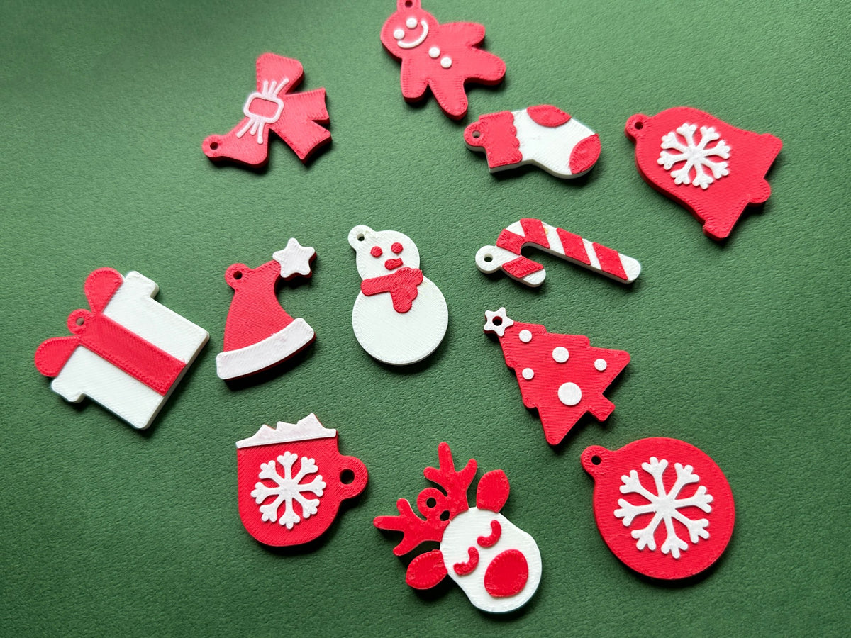 Tolv nyckelringar med julmotiv
