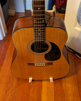 Fristående 3D-printat ställ för akustisk gitarr
