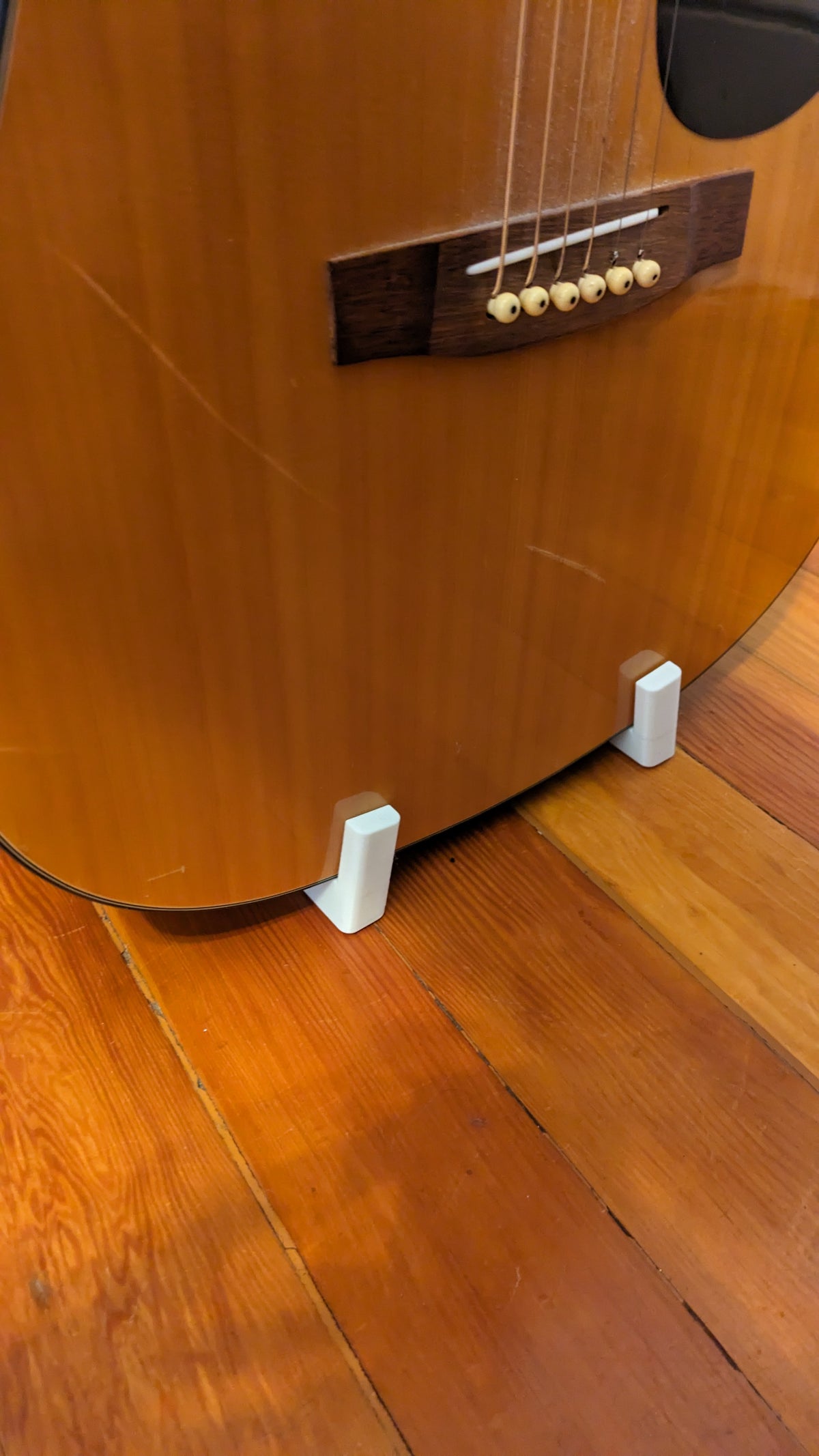 Fristående 3D-printat ställ för akustisk gitarr