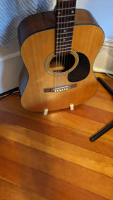 Fristående 3D-printat ställ för akustisk gitarr