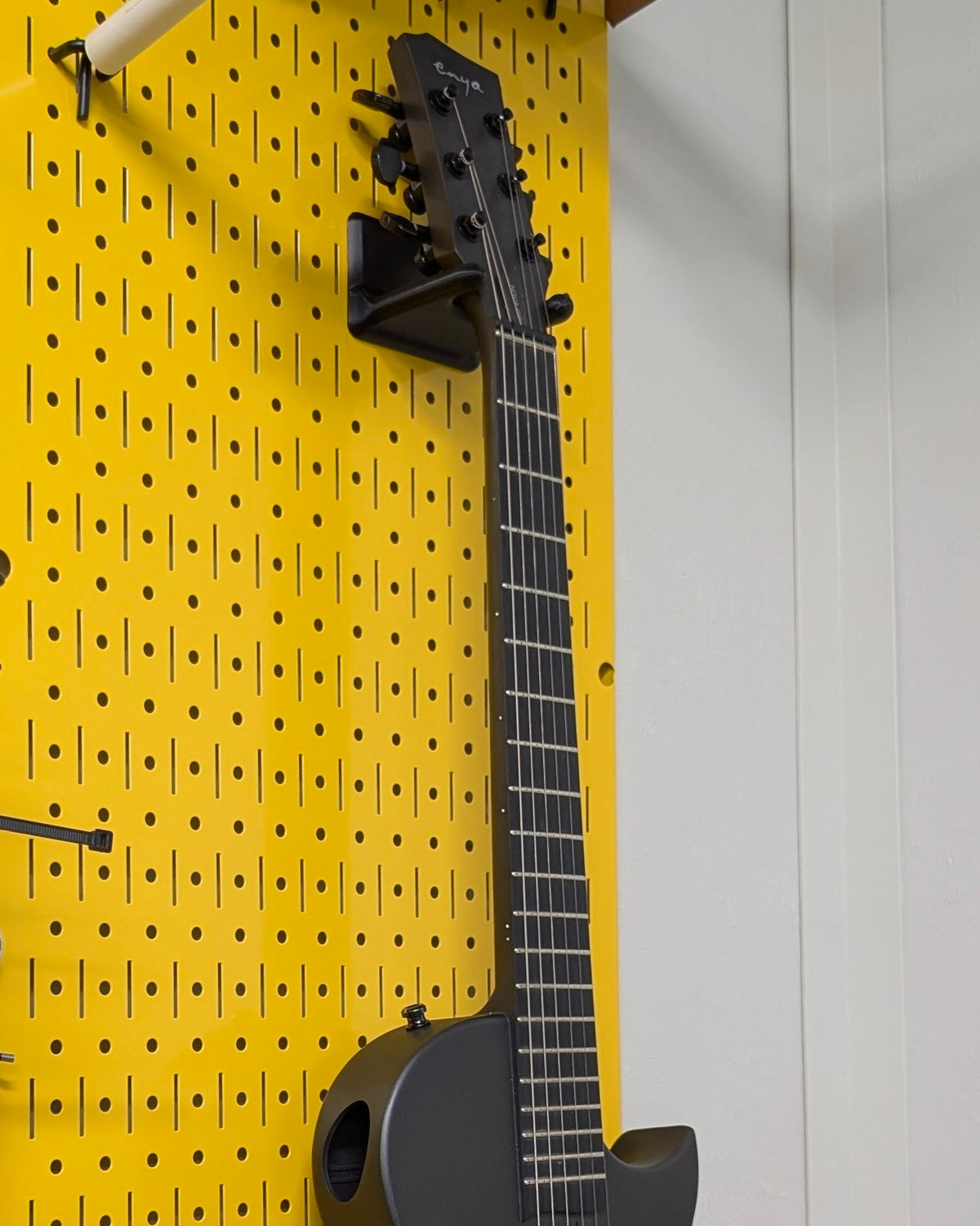 Hängare för gitarr och ukulele till Wall Control-verktygstavla