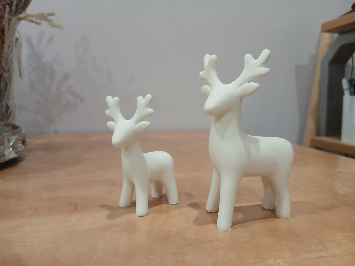 Minimalistisk renfigur i 2 storlekar