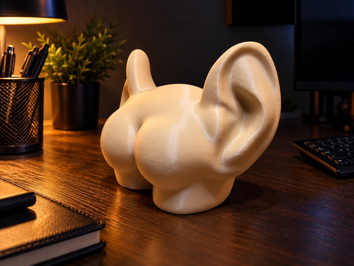 Prydnadsfiguren Rumpa med öron sedd från sidan på ett skrivbord