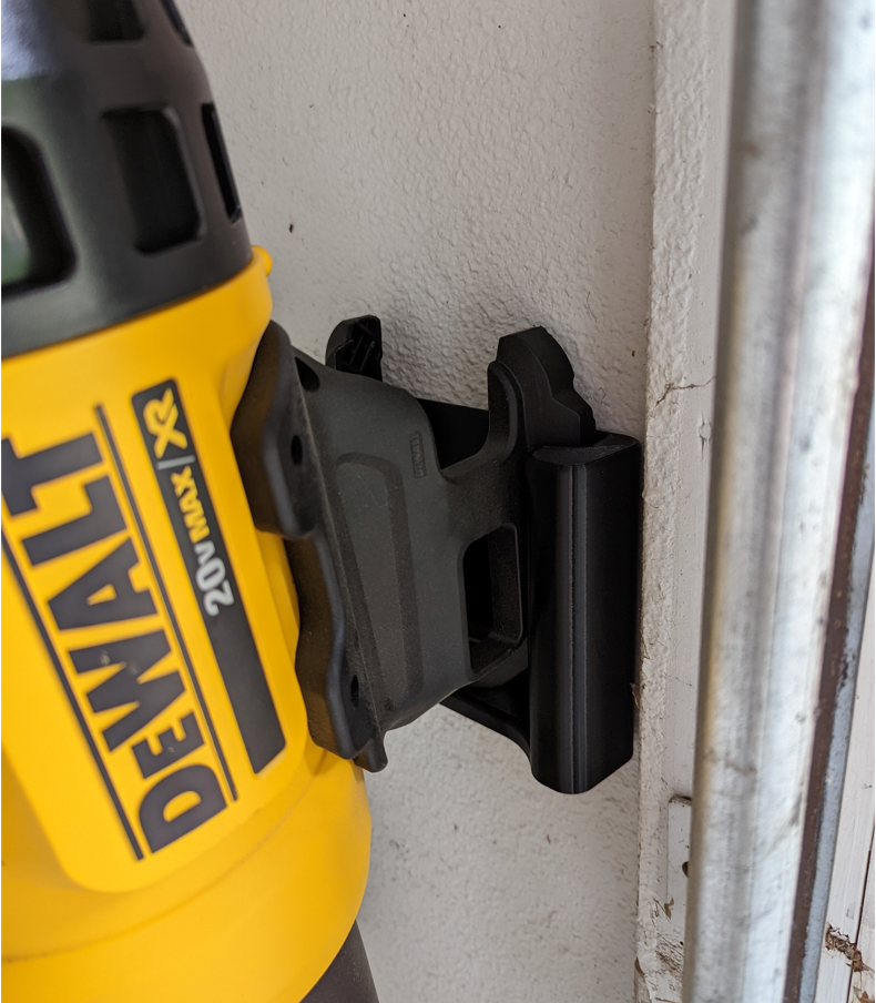 Väggfäste för DeWalt lövblås – bort från golvet