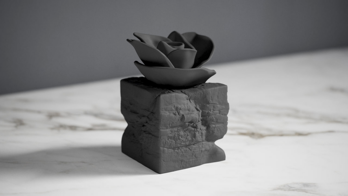 Eternal Bloom – skulptur av svart ros på mörkt skrivbord bredvid böcker