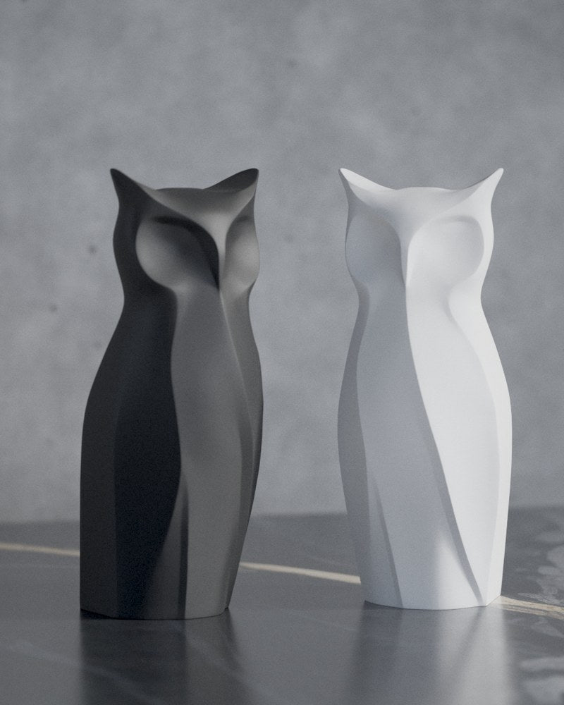 Nocturna – geometrisk ugglskulptur i närbild med skarpa facetter mot neutral bakgrund