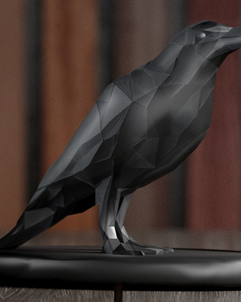 Low poly-kråkskulptur i mörk geometrisk form, närbild av facetterna