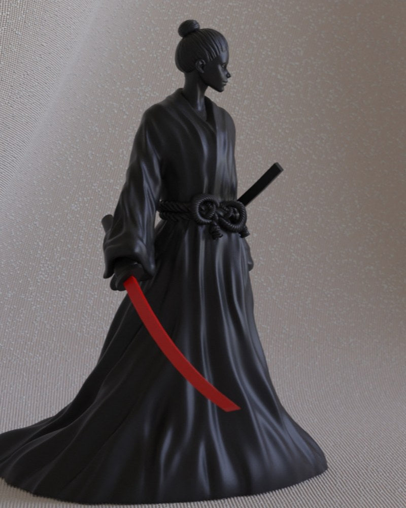 Kvinnlig samurajfigur med katana och detaljerade kläder