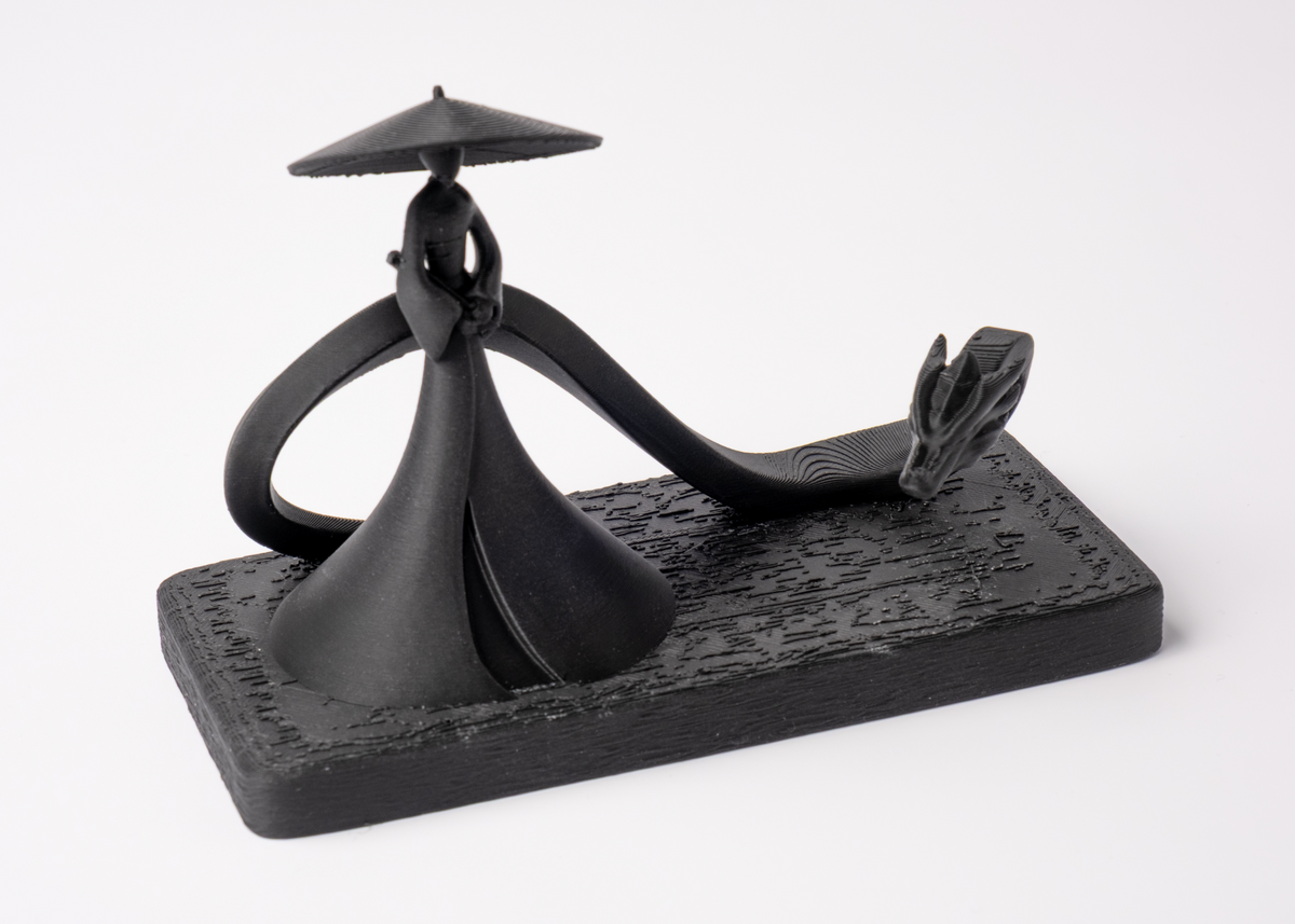Skulpturen Shadow Samurai med drake på en mörk trähylla med minimalistisk skandinavisk inredning