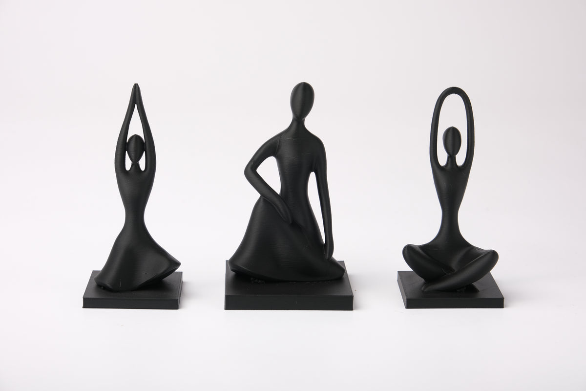 Harmony Pose Trio på trähylla bredvid liten växt och keramikskål