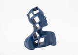 Fragments of Thought – abstrakt byst på minimalistisk hylla i neutrala toner
