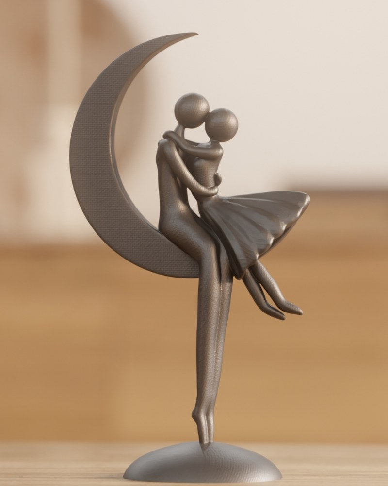 Abstrakt skulptur av ett romantiskt par på en halvmåne, vit, framifrån