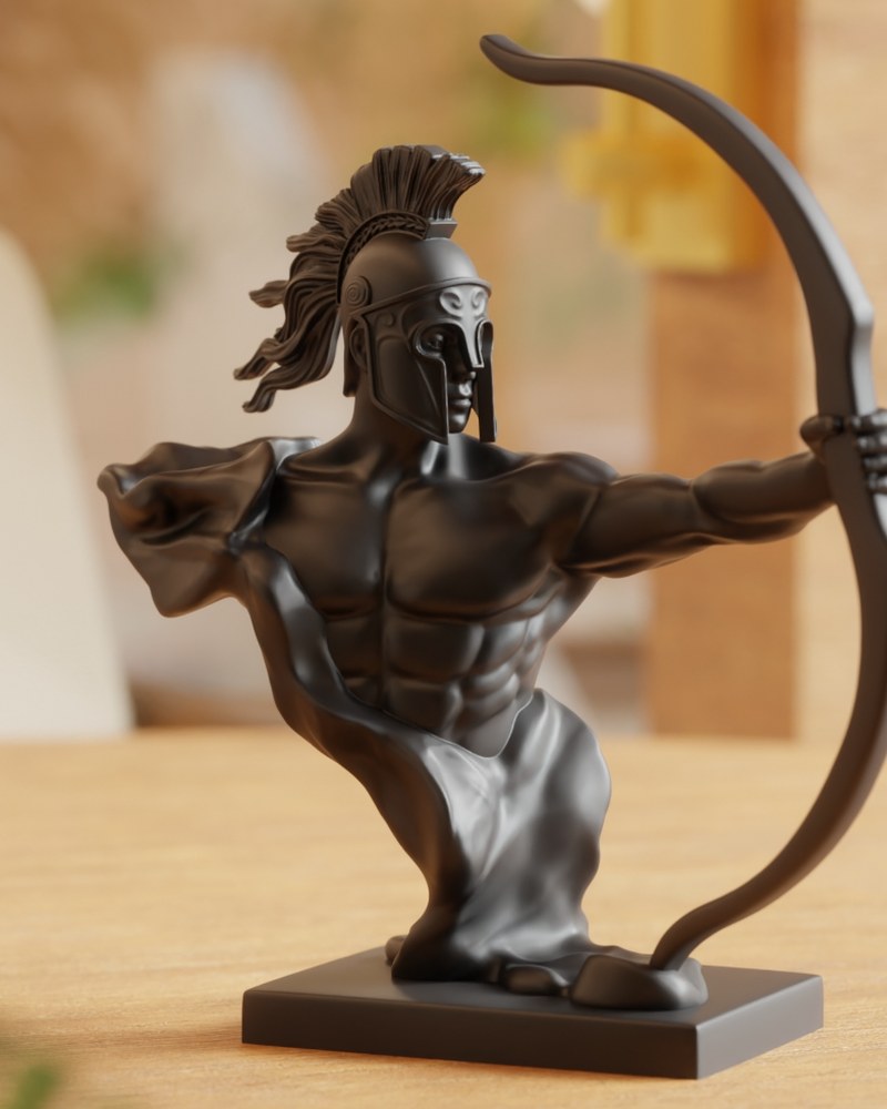 Närbild av en spartansk krigarskulptur mitt i draget, med detaljerad hållning och yta