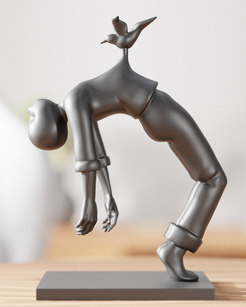 Närbild av den surrealistiska Bird of Burden-figuren: ansiktslös figur böjd bakåt med en fågel på ryggen