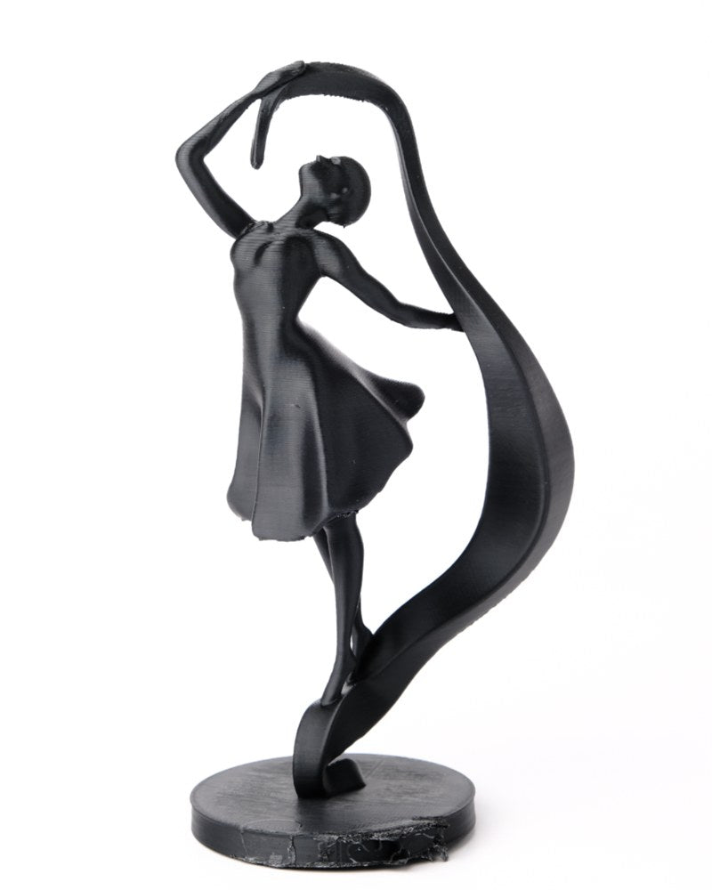 Elegant dansarskulptur i vitt med bandliknande form, framifrån