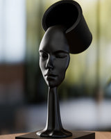 Abstrakt surrealistisk skulptur av ett ansikte som växer fram ur en flytande form, mot vit bakgrund