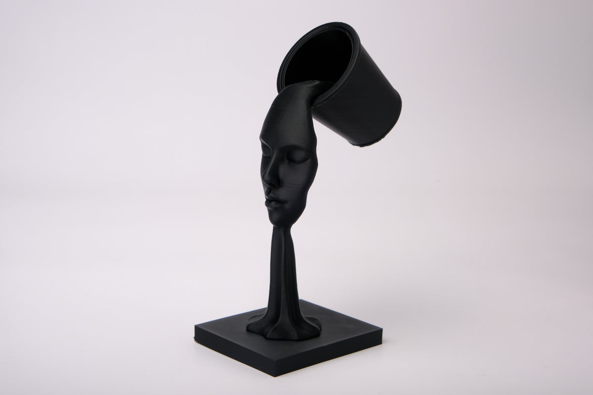 Ethereal Flow – abstrakt surrealistisk skulptur på minimalistisk hylla