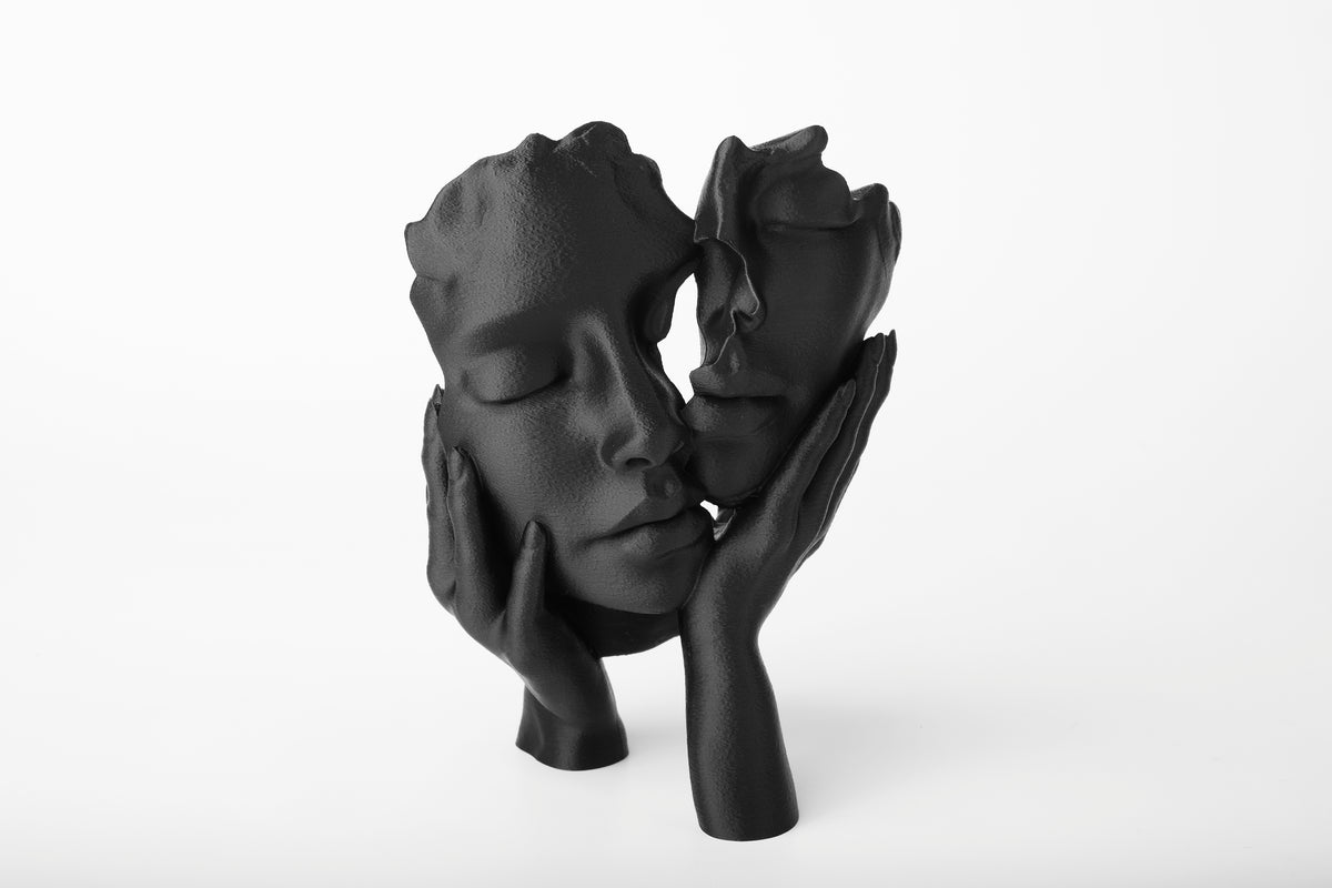 Ethereal Embrace – abstrakt ansiktsskulptur på mörk trähylla i mjukt ljus