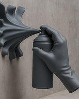 Närbild av en hyperrealistisk handskulptur med sprayburk mitt i sprayandet