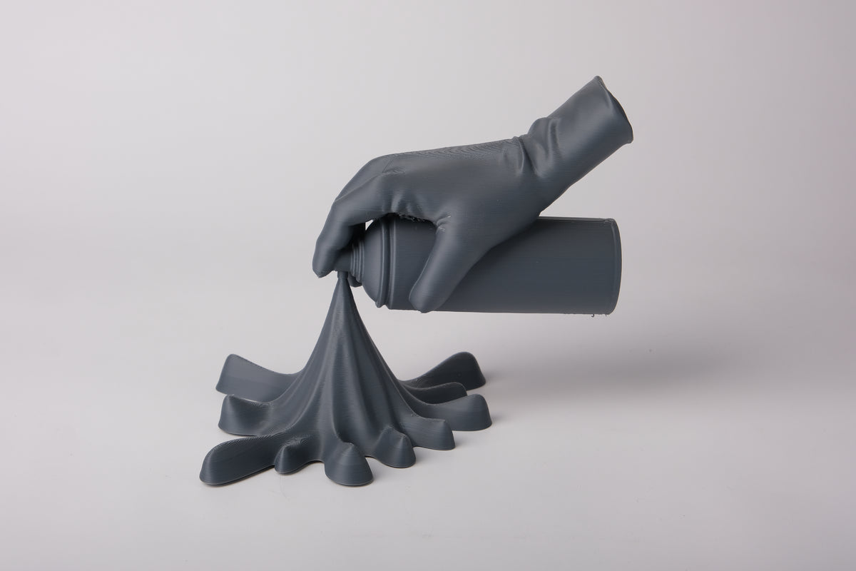 Skulptur av en hand med sprayburk på en betonghylla i modern urban inredning