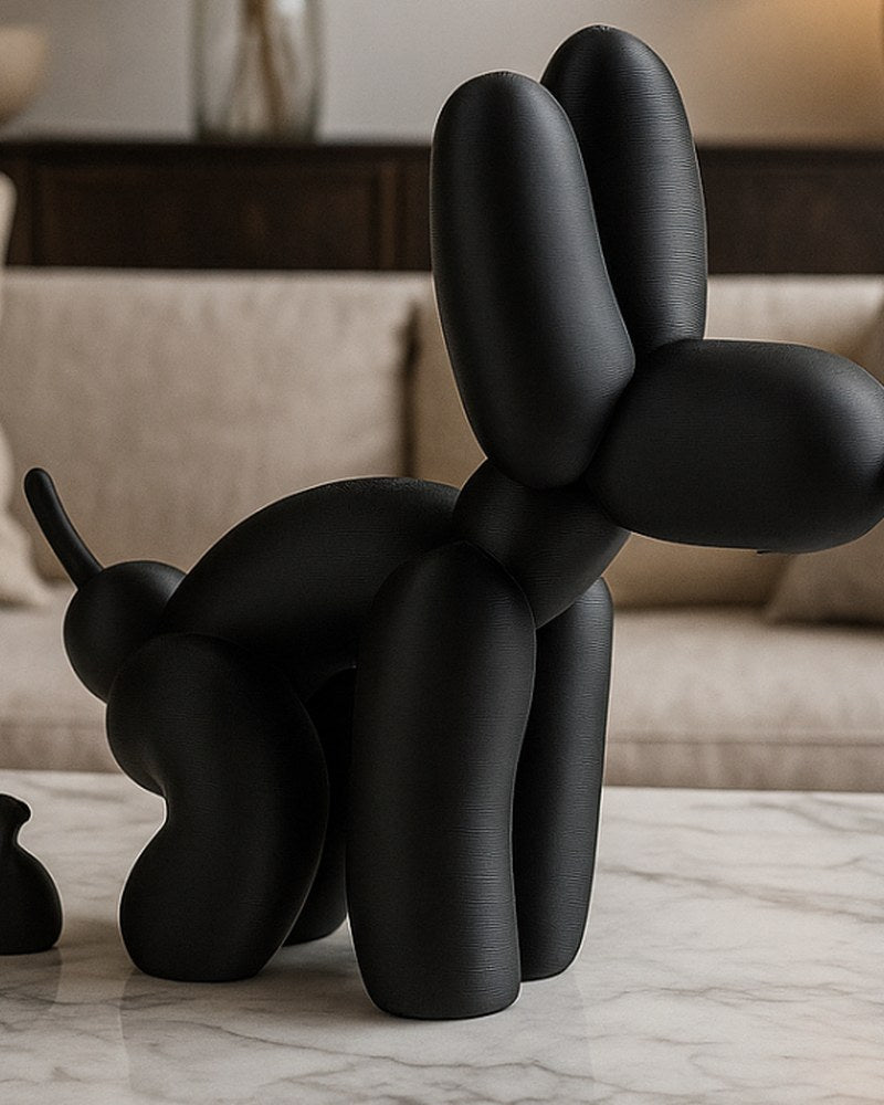 Vit skulptur av ballonghund som bajsar, närbild mot ljus bakgrund