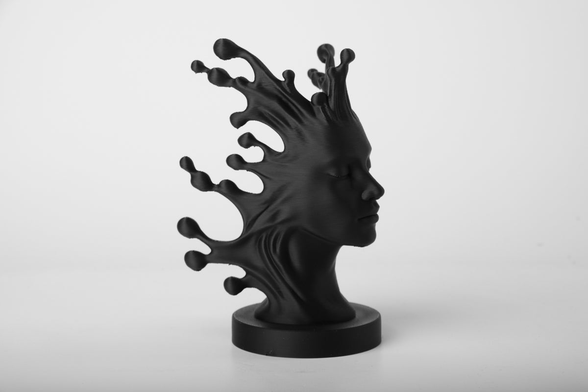 Fluid Mind – abstrakt byst på träskänk bredvid liten växt och linne