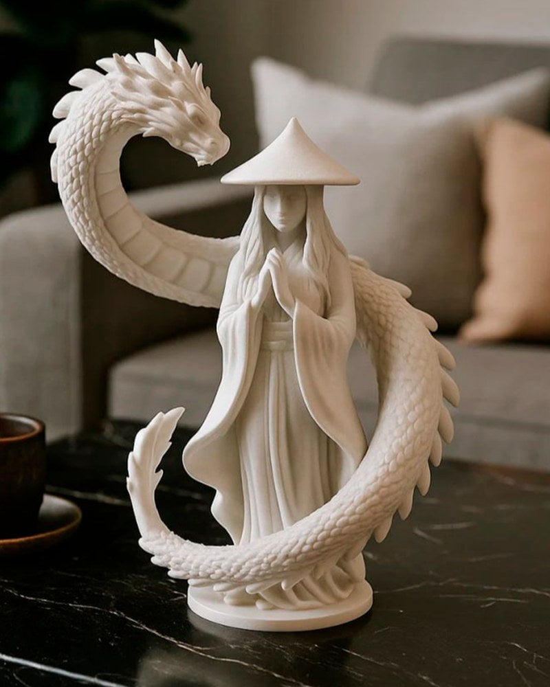 Närbild av drakväktarskulptur – figur i mantel med slingrande drake, matt vit