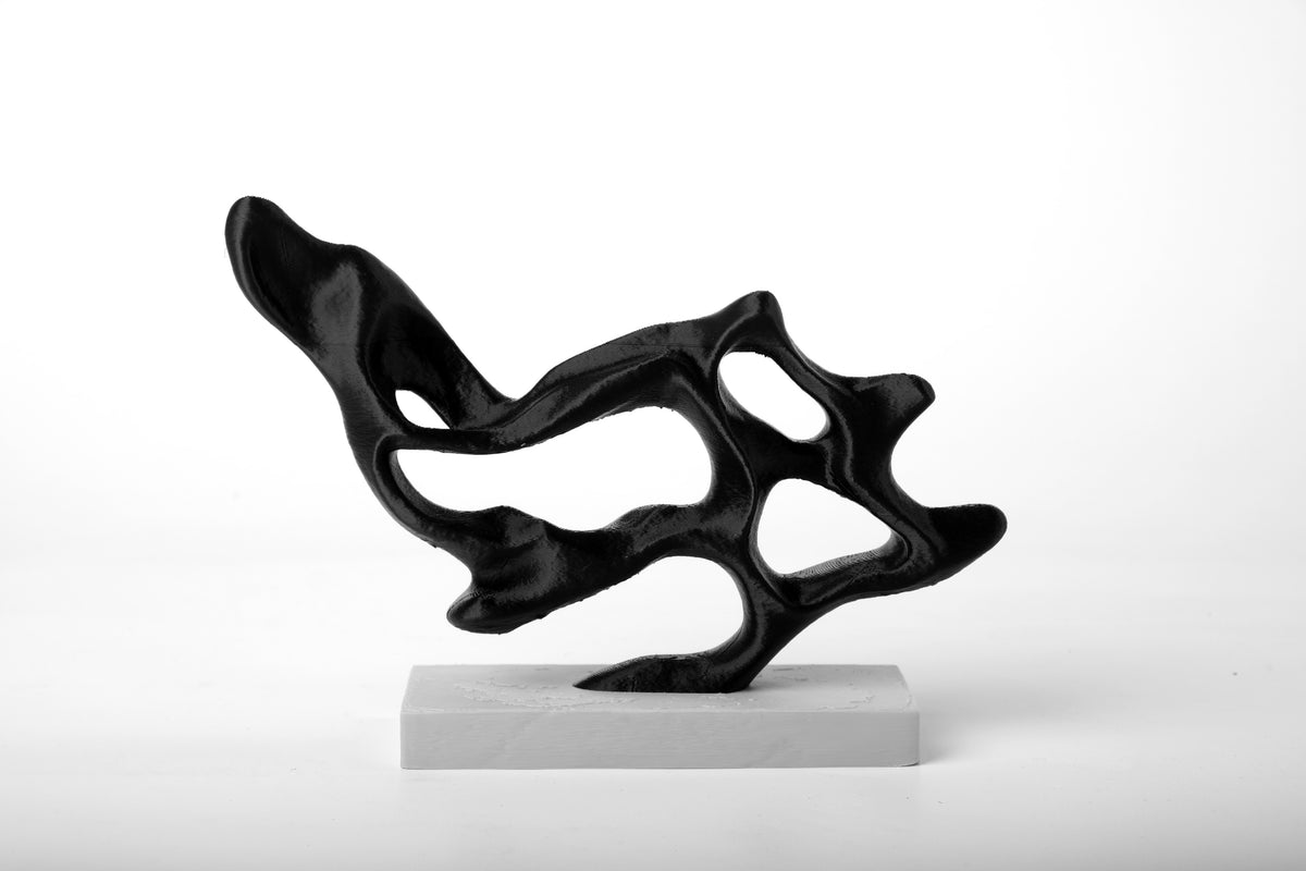 Flow Structure – abstrakt skulptur på minimalistisk hylla i mjukt dagsljus