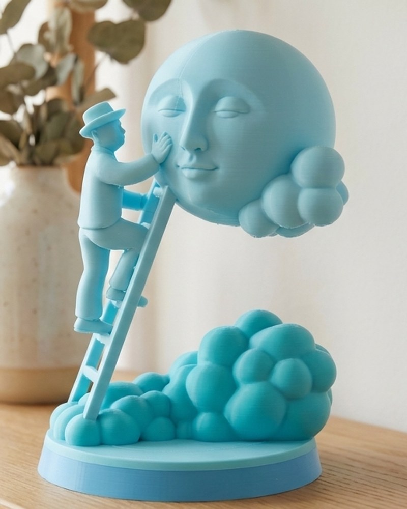 Närbild av en monokrom månskulptur med en liten figur på en stege som rör vid månens ansikte